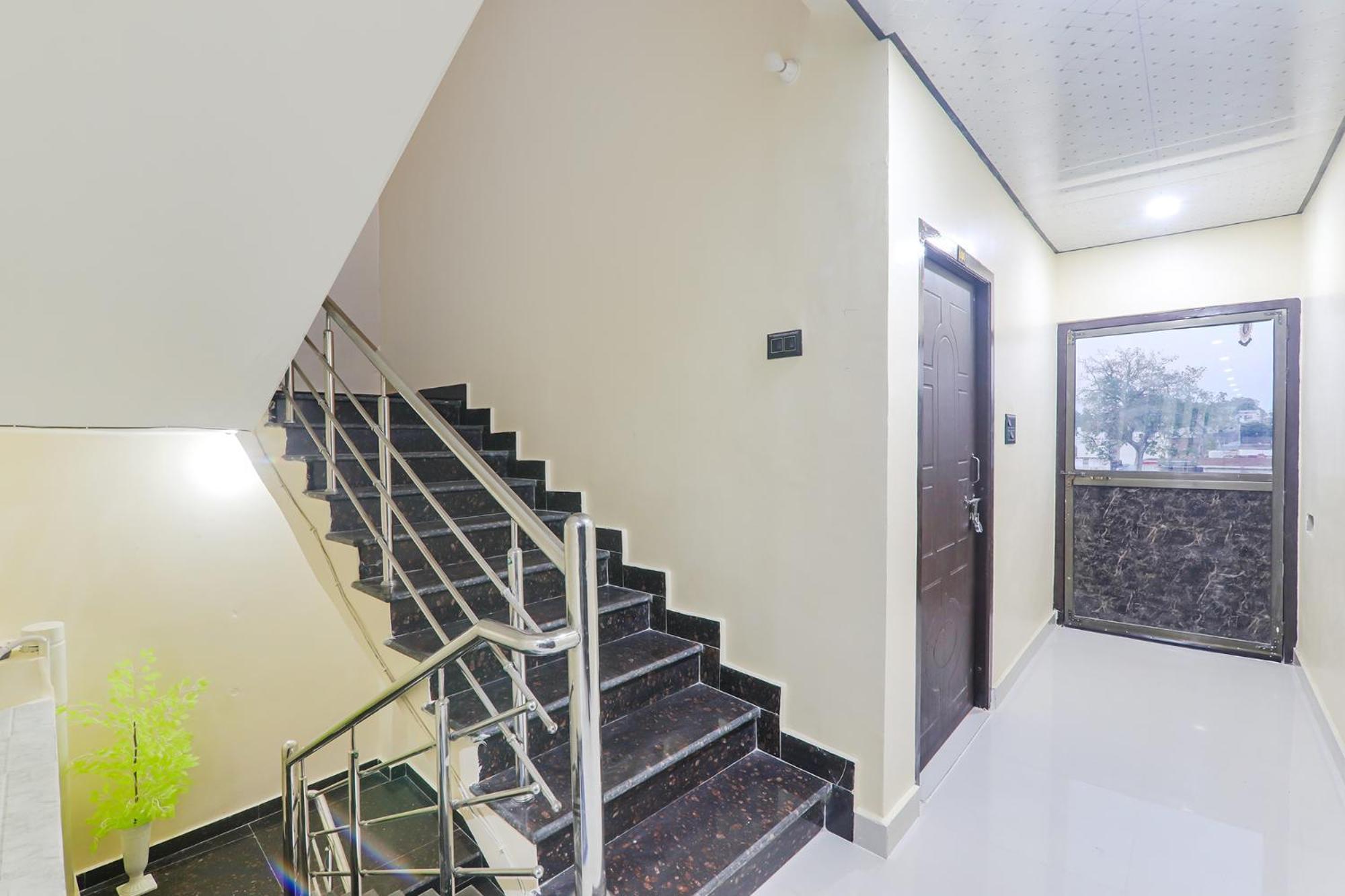 Fabexpress Awadh Inn - 400M From Shri Ram Janam Bhumi Ayodhya Exterior photo